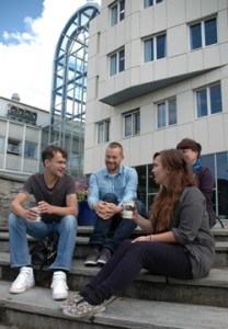 Masterstudenter utenfor Høgskolen i Bergen, avdeling for lærerutdanning.